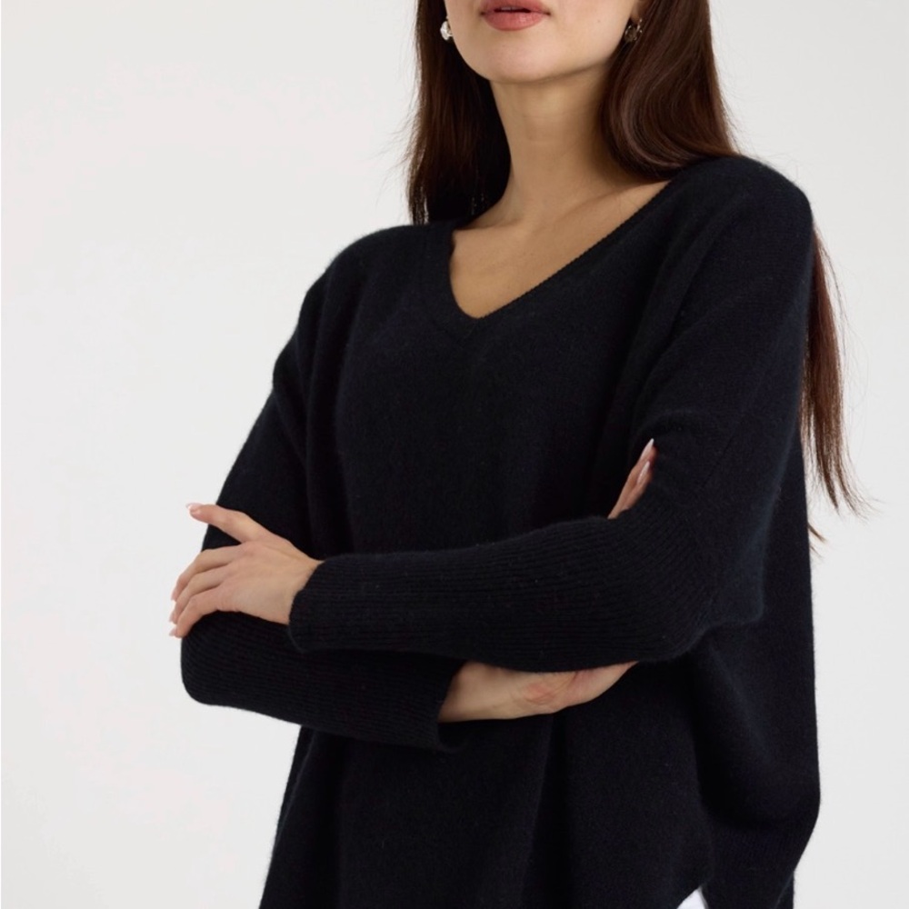 Brodie Cashmere Elegant Black V-Neck Sweater